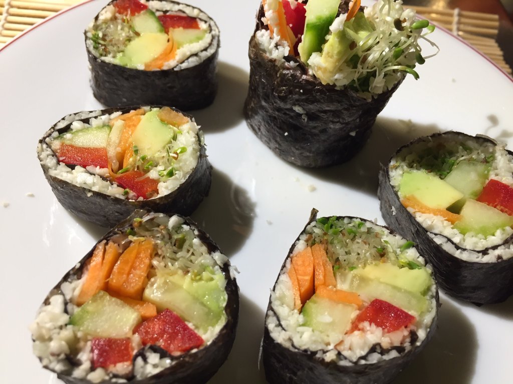 Sushi cru et végétarien - vegan (au lieu du riez du chou-fleur et pignons). Mangez des algues contenant de l'iode afin de booster votre métabolisme. 